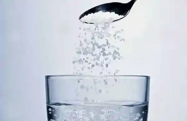 Copo de água com sal.